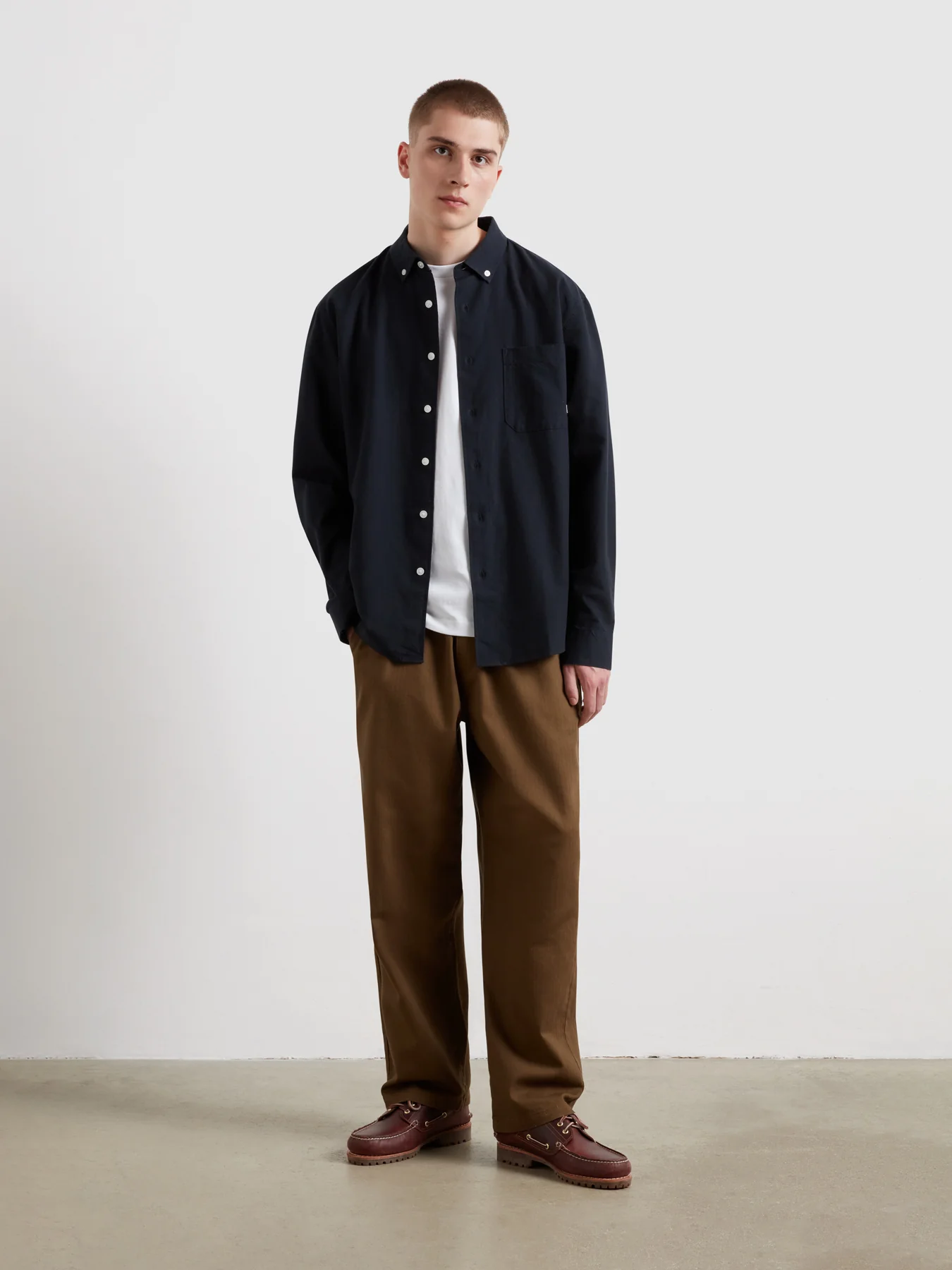 Brewer Box Fit Oxford Shirt In True Navy - Image 2