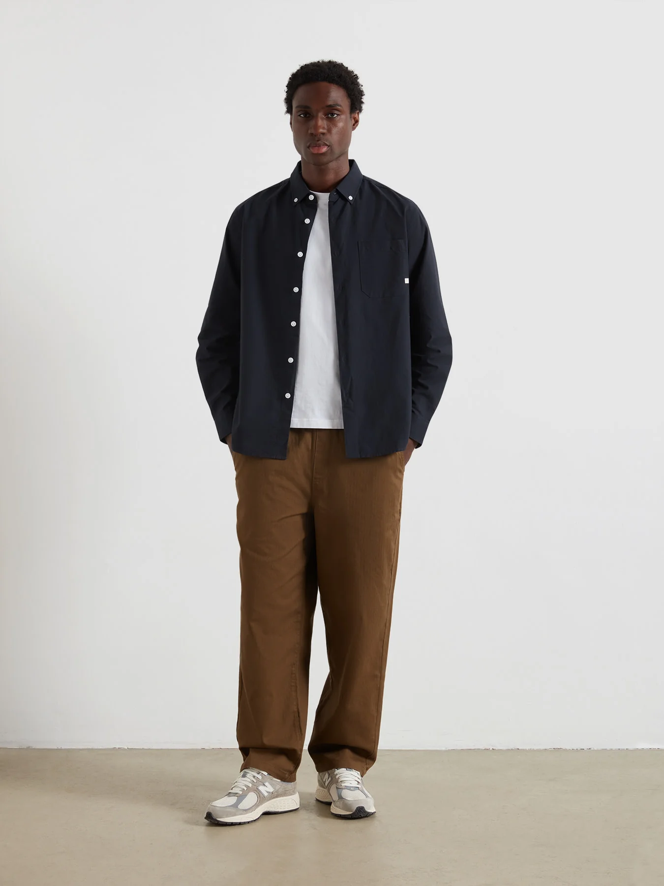 Greenport Loose Fit Herringbone Trousers In Clove Brown