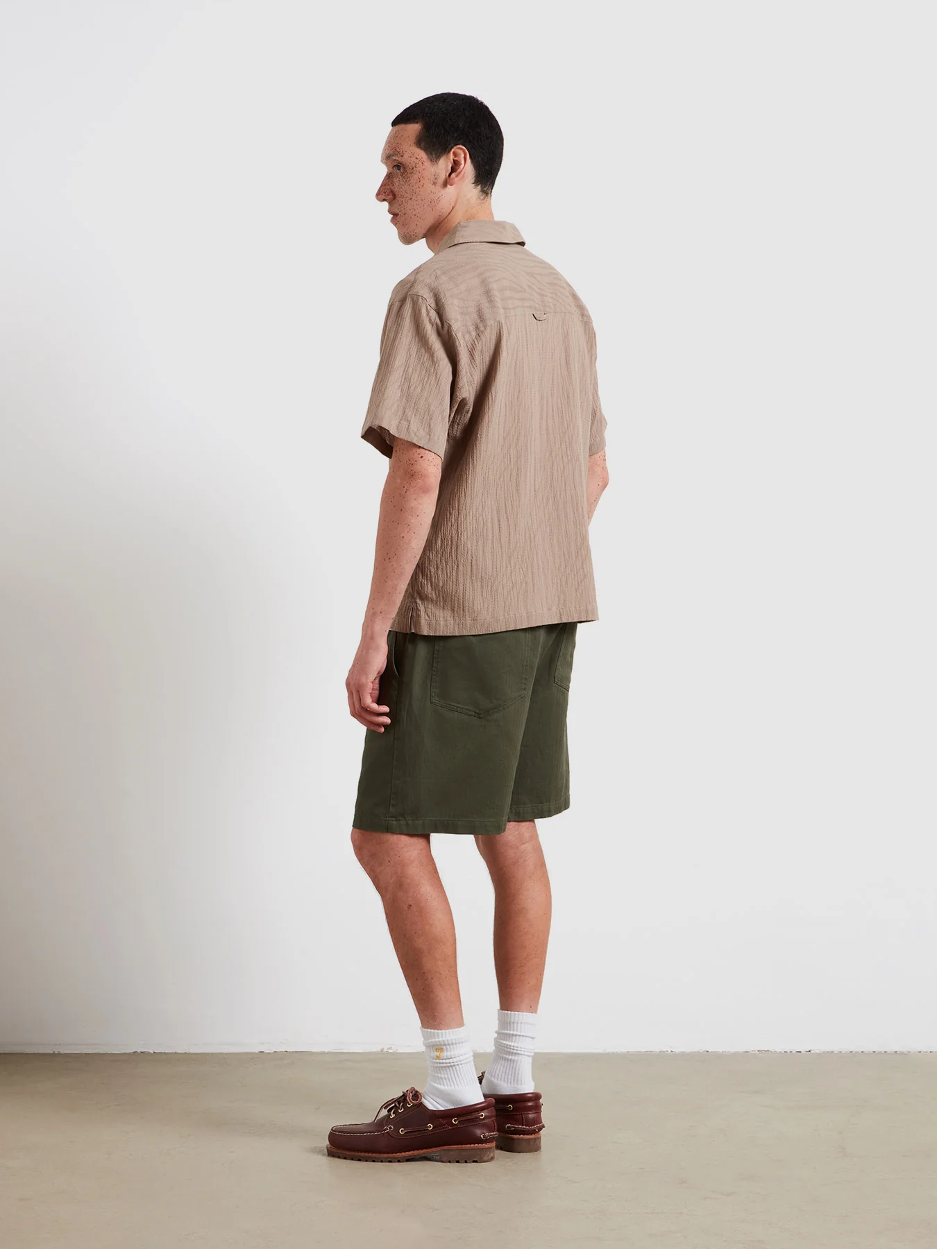 Riley Textured Short Sleeve Shirt In Ashen Taupe - Image 4