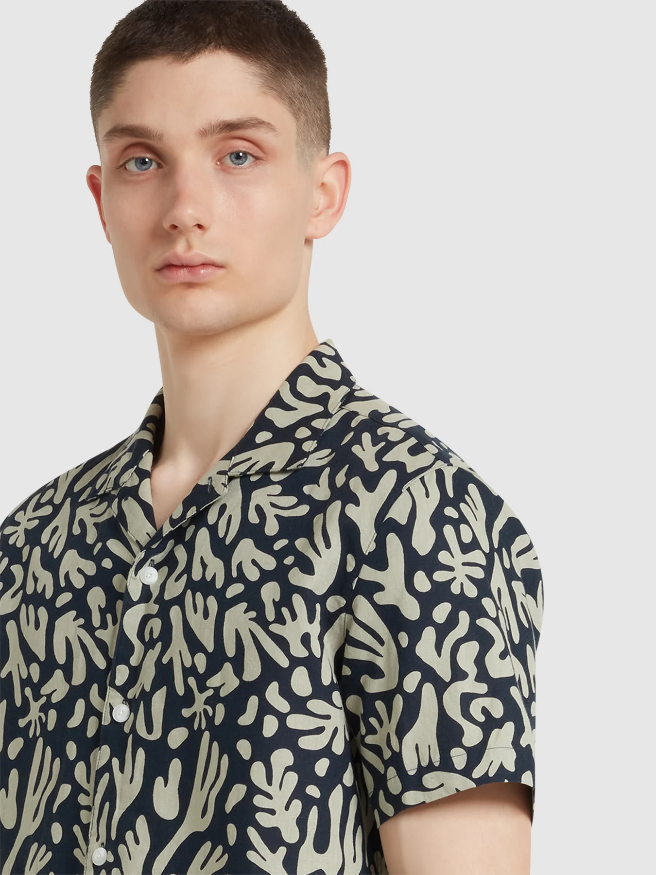 Saunders Short Sleeve Revere Print Shirt In True Navy - Image 4
